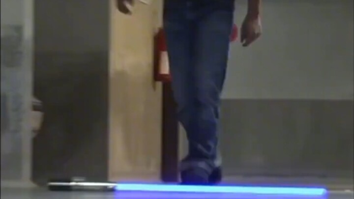 ถ้ามี "ดาบเลเซอร์" อยู่บนพื้น อย่าเผลอหยิบเด็ดขาด ไม่งั้น...