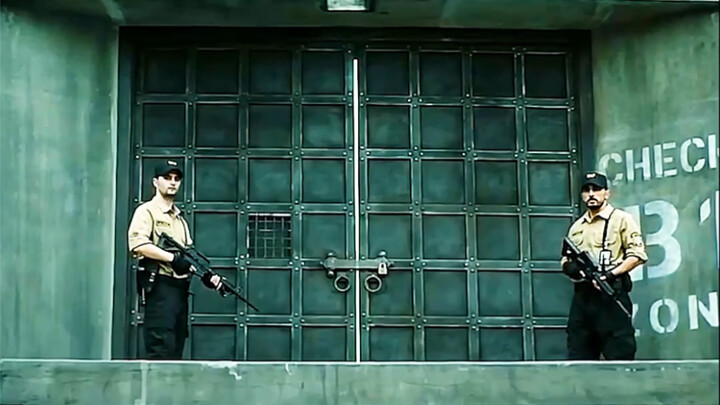 Một người đàn ông ăn uống miễn phí, rồi rút súng ra bảo bồi bàn gọi cảnh sát. Rõ ràng là anh ta đang