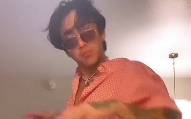 قبل صعود ميتو إلى المسرح