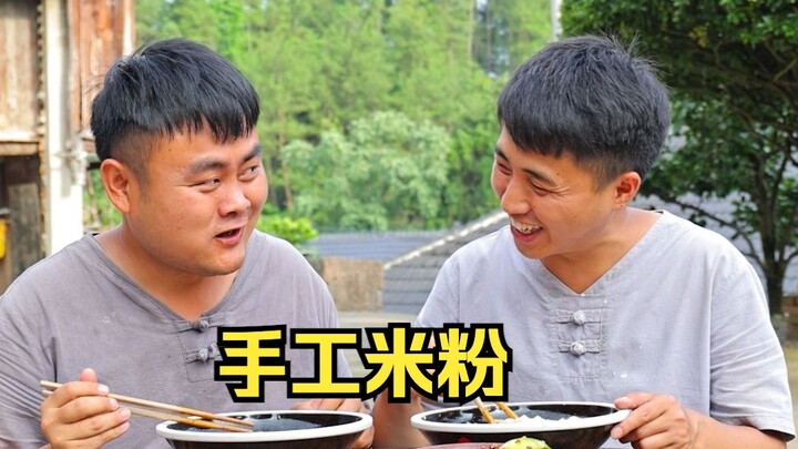 อย่าให้เครื่องจักรมาแทนที่เทคนิคทำมือแท้ๆ ของเราเด็ดขาด! เส้นหมี่ที่ทำด้วยมือเองหอมอร่อยกว่าเยอะ!