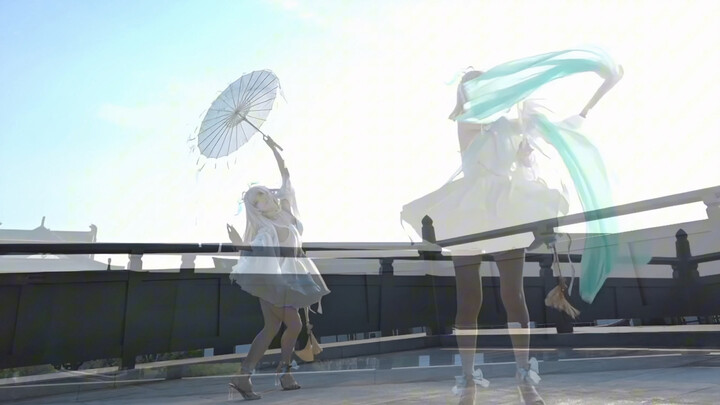 كقارب السحلب الصغير يسير بين التيارات العاتية.