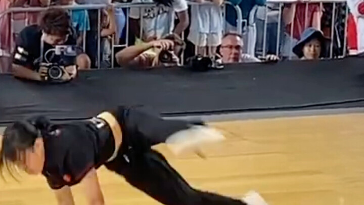 A 16-year-old street dancer from Henan stunned the audience with her superb dancing skills and smoot