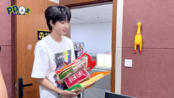 Zhang Guiyuan’s MVP reward at the sports meet is a mountain of snacks!