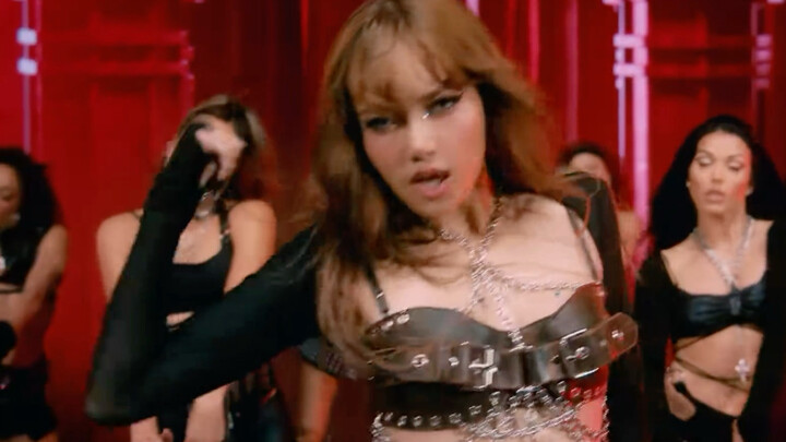 فيديو الرقص الأحدث لـ LISA، FUTW، يُكشف عنه رسمياً