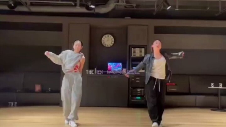 JENNIE participates in choreographing the dance for Bieber's "Peaches" – studio practice video!