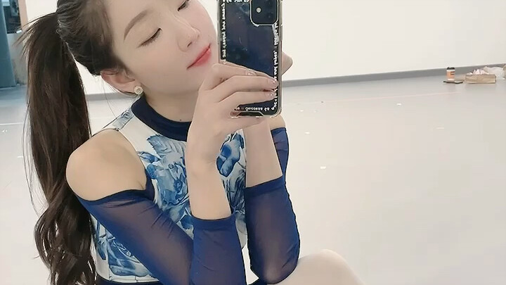 Phòng tập nhảy, cô ca sĩ trong trang phục thể dục lại xuất hiện rồi~