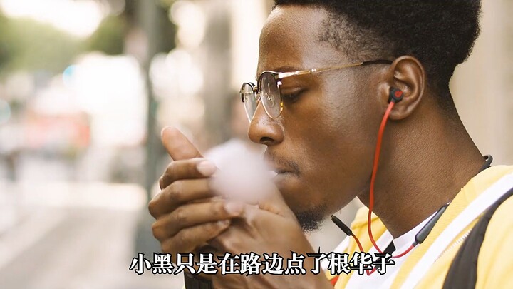 Xiao Hei just lit a cigarette by the roadside, and immediately caught the attention of a white polic