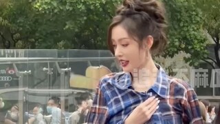 张天爱｜红毯候场时居然回头看了那个男的 美女快点走出来搞事业
