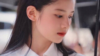 Suddenly, I totally got her beauty—this girl naturally exudes an artistic vibe, gentle and graceful!