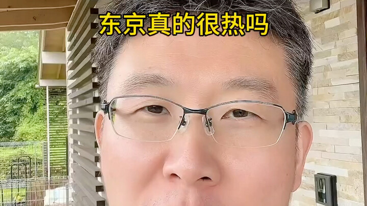 สาวญี่ปุ่นกับกระเป๋าล้อลาก ในกระเป๋าของเธอมีอะไรอยู่นะ?