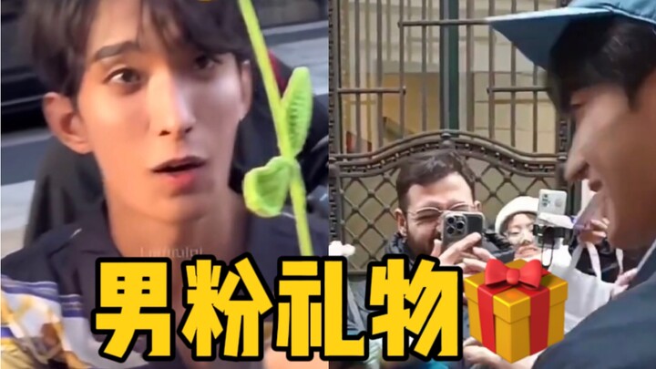 【เซเว่นทีน】ดีเคได้รับของขวัญจากแฟนคลับหนุ่มคนนั้นอีกแล้ว (ทั้งสองครั้งเป็นงานถักทอ ใส่ใจสุดๆ)