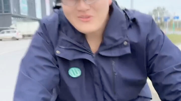 Mèo nhỏ đạp xe