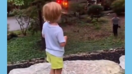 Sự quan tâm của lính cứu hỏa dành cho một em nhỏ