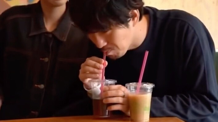 Next time I’m having bubble tea 🧋 with my partner, I’ll drink it just like this. Hahaha, so funny!