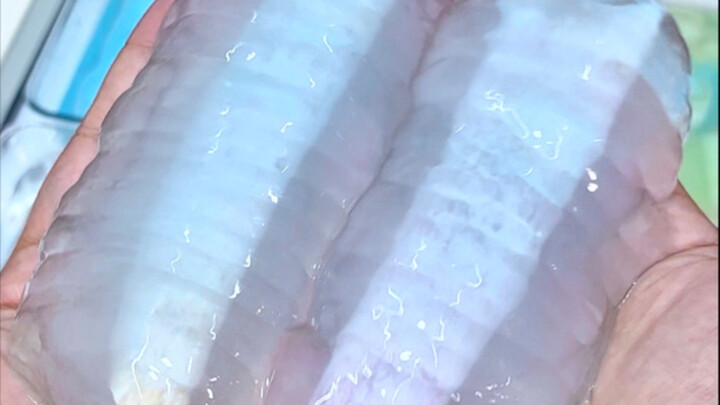 التحديث الجديد للاستيكرات الباردة بعد نقعها في الماء 🤣 خُذْرِي واحزر أيهما أكثر متعة‼️