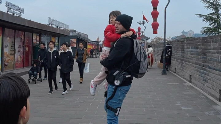 ฉันได้เป็น “พ่อหุ่นยนต์” อยู่บนกำแพงเมืองซีอานหนึ่งวัน!