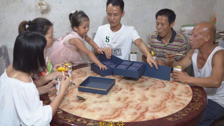再忙也要抽时间跟家人相聚，带上好吃的常回家看看，只图一个氛围