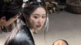 小演员正是困的时候，正好躺地上演个中毒虚弱