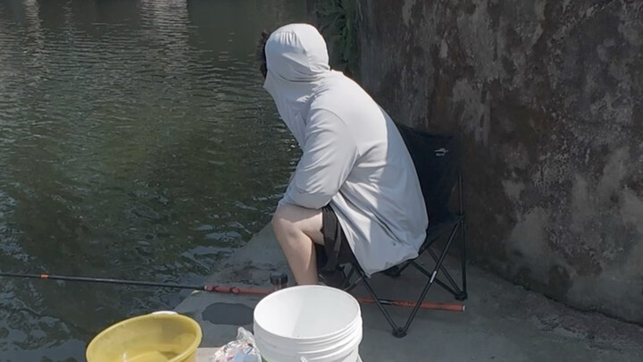 Saat memancing di alam liar, saya diberi beberapa ekor ikan oleh seorang pria asing