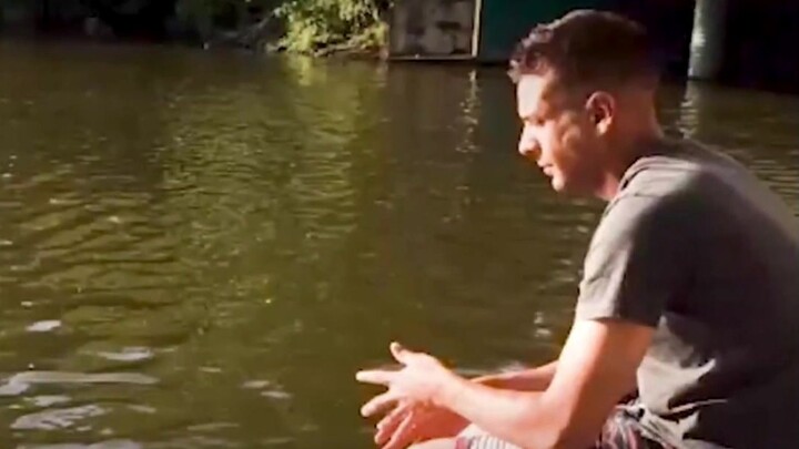 Aku belum pernah melihat angsa yang begitu manja, bahkan meminta bantuanmu untuk merawat bayinya.