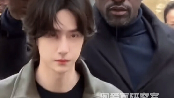 Wang Yibo’s reaction after being stopped by a security guard