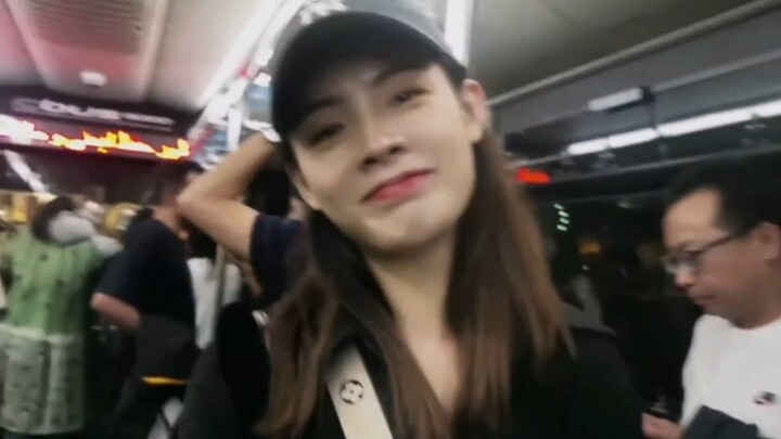 รอยยิ้มของเขาทำให้ฉันใจละลายจริงๆ “เขายิ้ม ขณะที่เธอกำลังวุ่นวาย” ‖ โรงเตี๊ยมมังกรใหม่