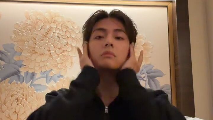他竟然靠镜头这么近……ARMY 根本移不开眼睛 😳💜