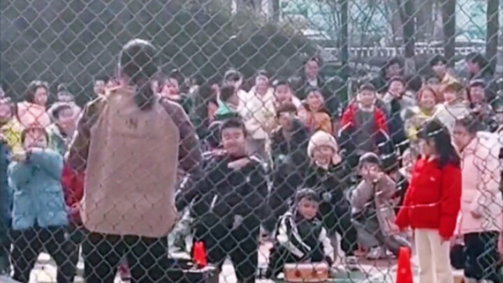 Bangun pagi mendengar ayam berkokok.