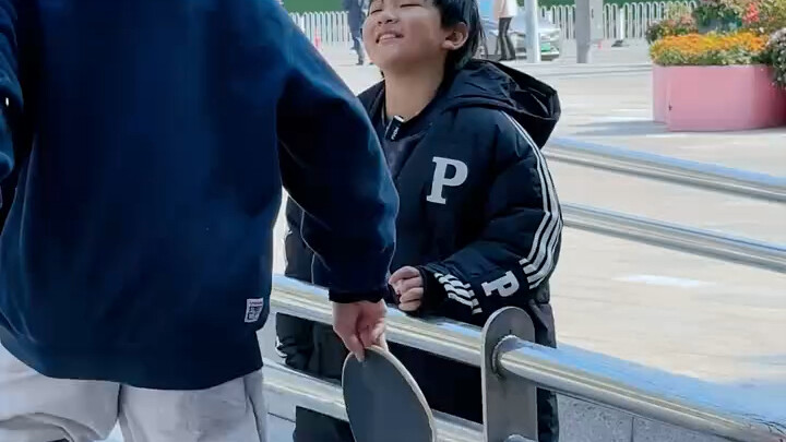 Tantangan skateboarding baru berhasil setelah tiga kali coba, akhirnya kena hukuman berdiri tegak sa