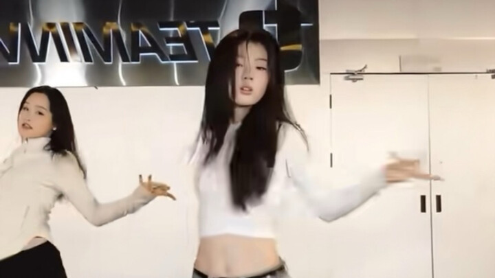 单依纯《Gummy Bear》镜面，单依纯又跳舞啦