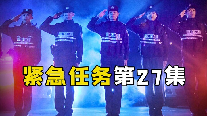 民警正在巡逻，人群中传来骚动，他顺着人群看过去，震惊了