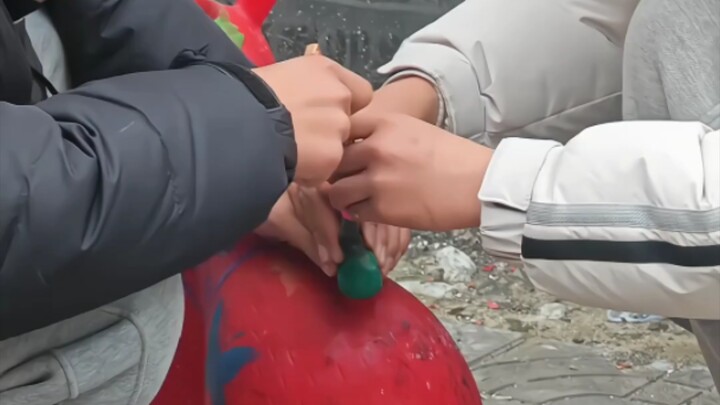 Lừa: “Bụng đau quá, phải chạy trốn!”