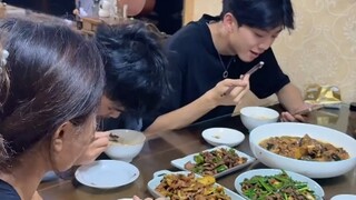 “媳妇也不找，男女媳妇都不找急死” 暑假过半，妈妈对儿子越看越不爽，妈妈：看他们做什么都想非打即骂