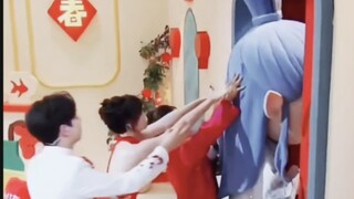 救救门吧，被孩子的头卡住了～