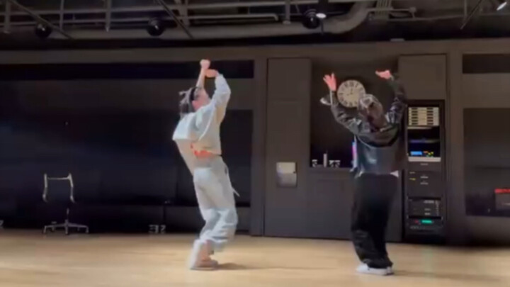Ni participated in the choreography, and she said she was a bit shy when uploading it.