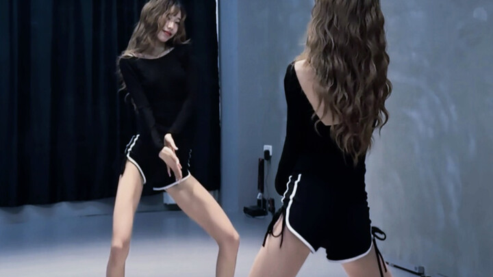 อย่าเลื่อนผ่าน นาทีที่ 1:50 มีท่ายืดขาแยกแบบสุดยอด?! «chocolate cream» เต้นตามฉบับ mirror ของ Laysha