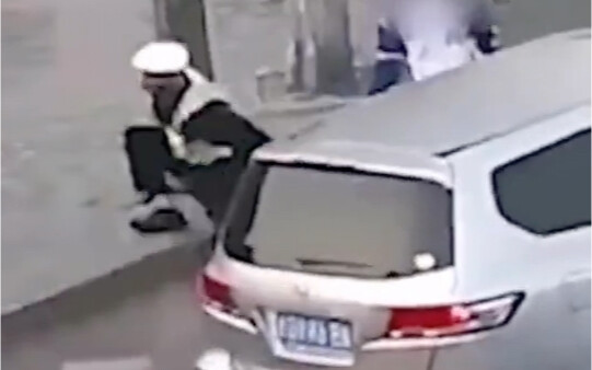 Tarikan polisi lalu lintas ini menyelamatkan dua keluarga