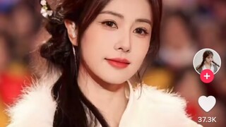 tiktok博主模仿白鹿中国新年发型，评论区越南人又偷春节