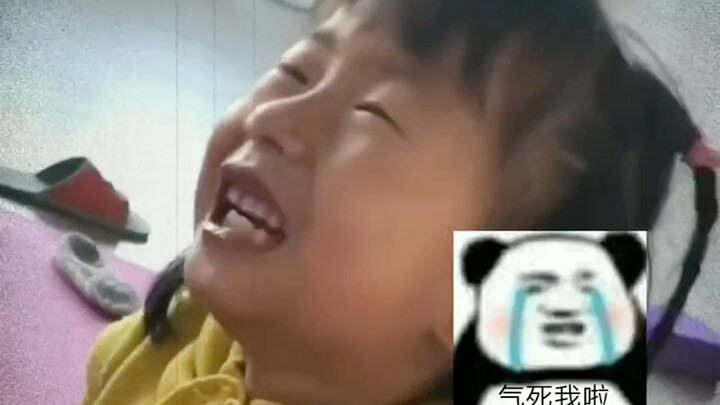 Mới tí tuổi đã biết dùng nụ cười che giấu nỗi buồn, thật là…