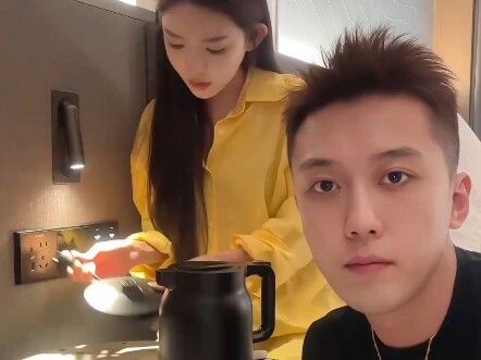 女生向男友吐槽酒店的烧水壶，男友的一番操作女生瞬间破防