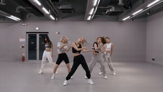 Itzy actually adapted LESSERAFIM's new song, which is unforgivable (magic choreography)