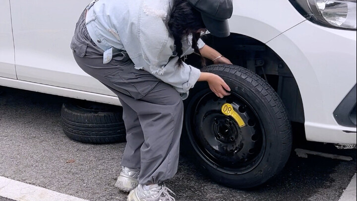 Apa yang harus dilakukan jika pengemudi wanita mengalami ban pecah di jalan?