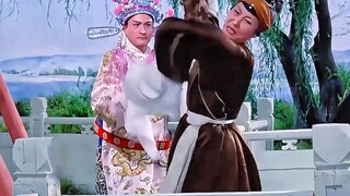 Việc đầu tiên của người đàn ông khi đỗ thủ khoa chính là đẩy mẹ mình xuống sông, nào ngờ anh ta sẽ p