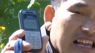 大衣哥回应：你看我这个手机，它能玩微博吗？