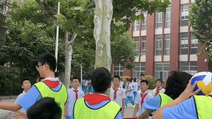 Nếu hồi nhỏ bọn mình thế hệ 8X mà làm thì chỉ cần trèo lên cây nửa phút là xong ngay