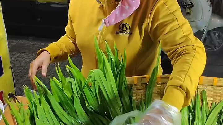 Khoai mì hấp lá dứa...