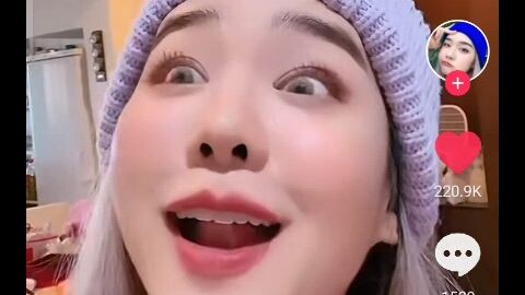 นอนเล่นโทรศัพท์ลงชาดแดงหนอนเด่น