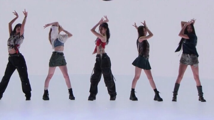MEOVV＜HANDS UP＞Idol yang tampil di panggung selama seminggu