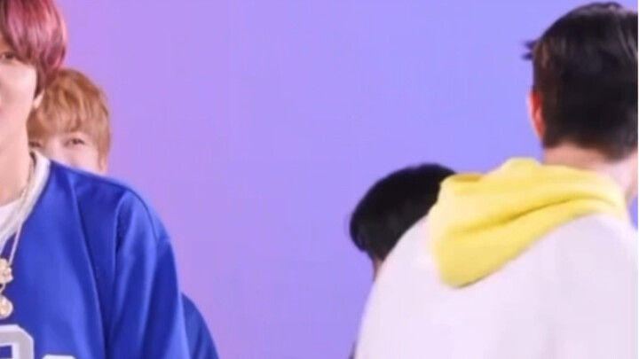 【نا جون خاتم】 يرقصان متبادلًا أجزاء بعضهما البعض، رغم أن الأستاذة نا كشفت فقط بخفّة عن عظام وجنتيها 