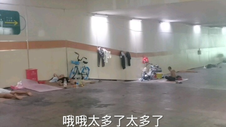 Many people live in the underground passages of Nanning—are they homeless, or do they make a living 